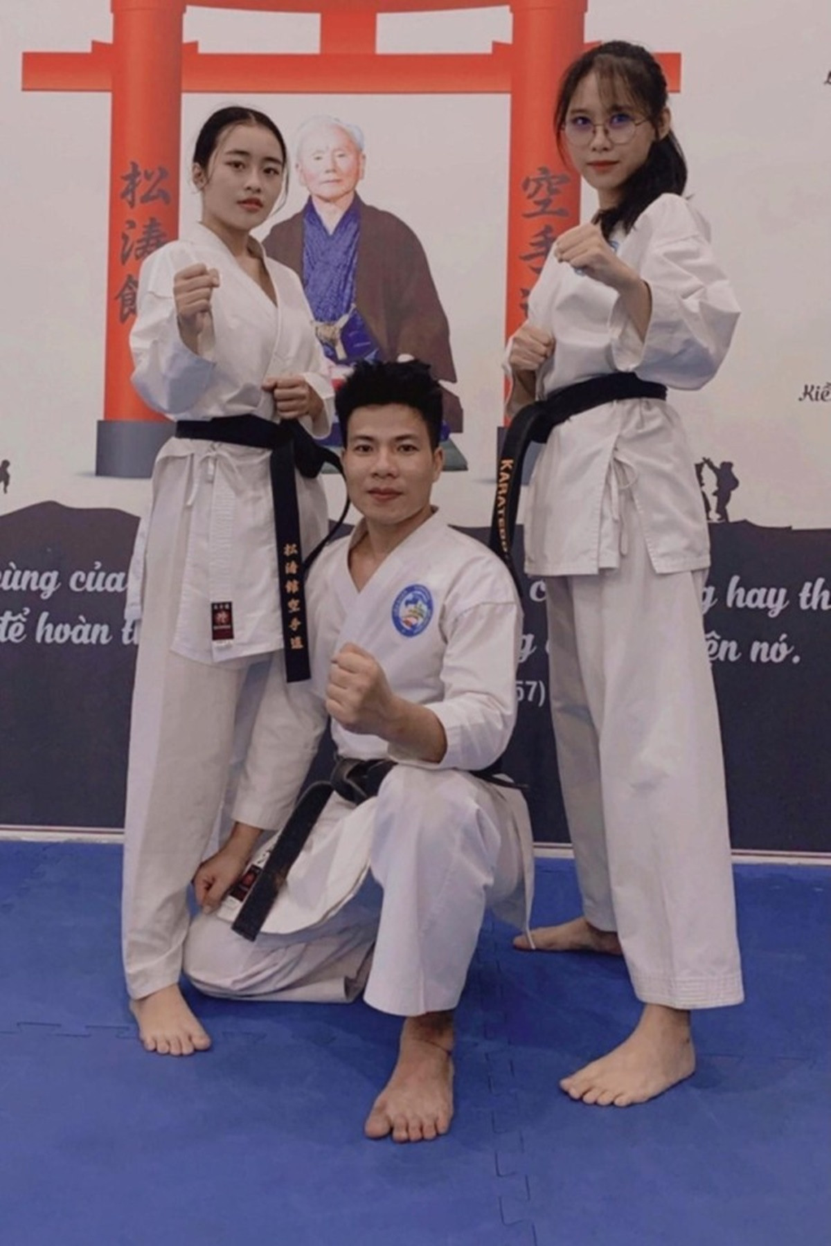 Cô bạn rất tích cực trong các hoạt động liên quan đến thể thao. Cô bạn rất tích cực trong các hoạt động liên quan đến thể thao.