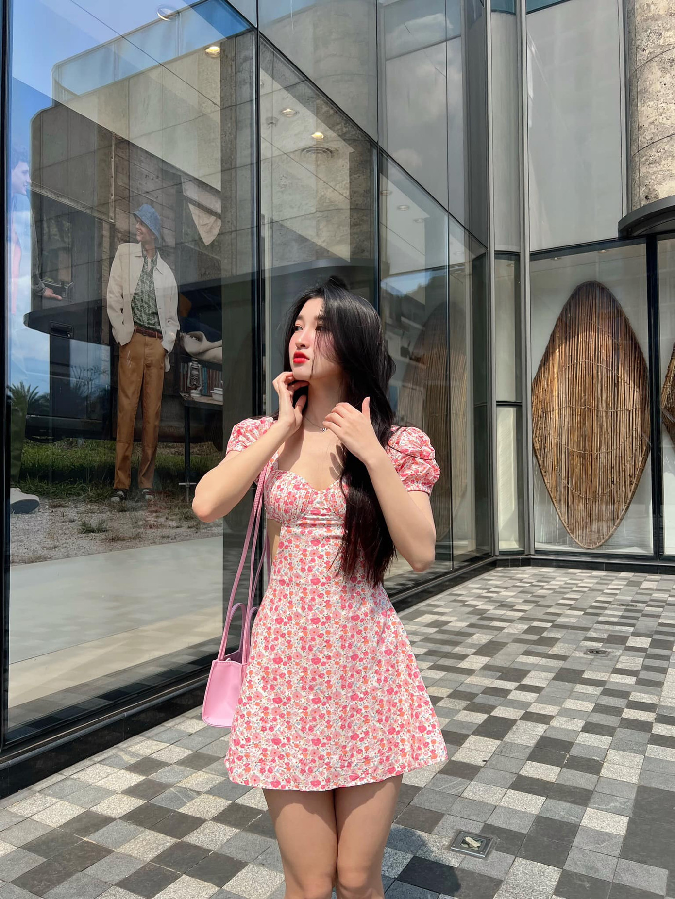 Á hậu Phương Nhi chọn mix cùng chiếc túi xách cùng tông màu hồng.