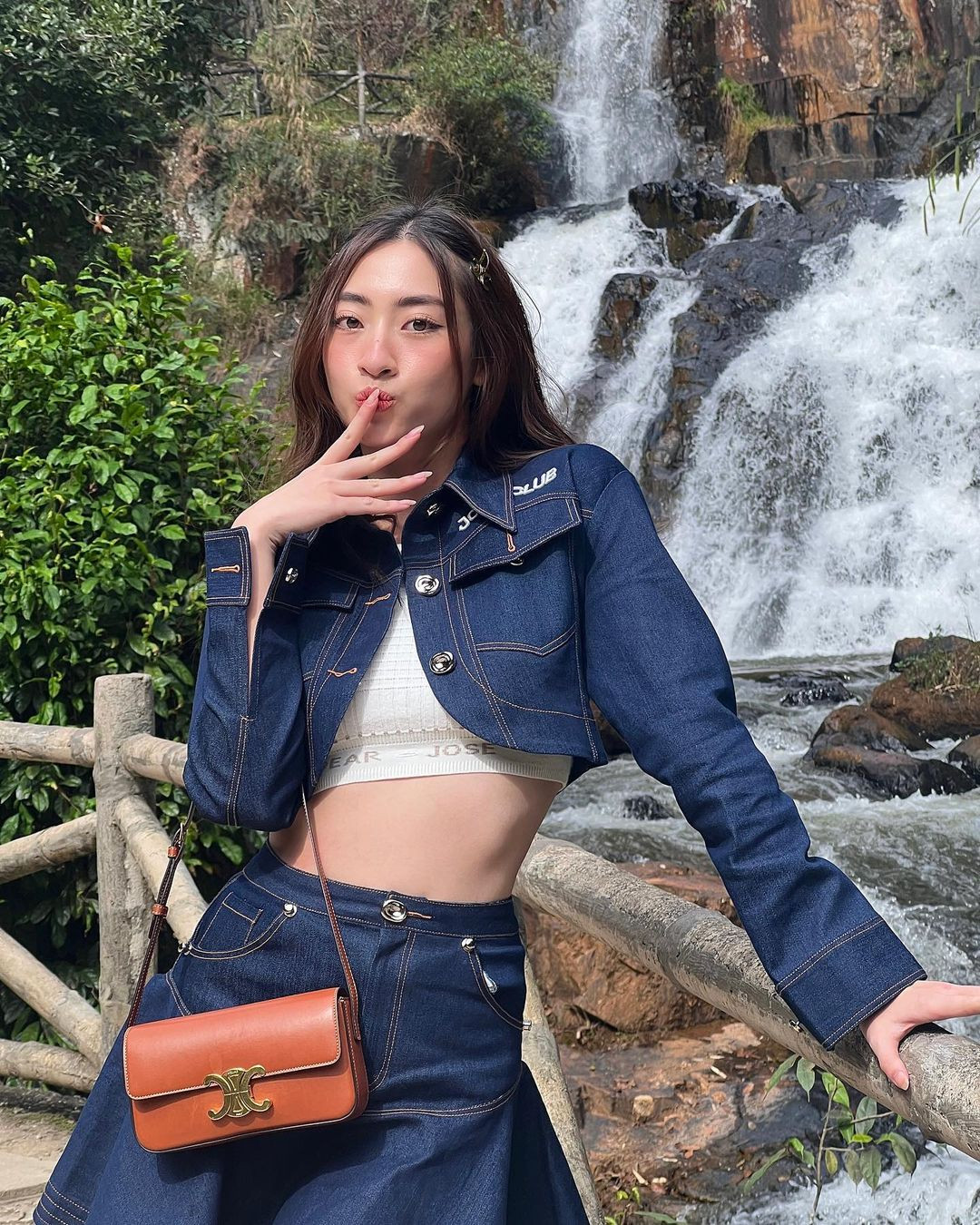 Chiếc túi từ Celine màu nâu có giá gần 60 triệu đồng trở thành điểm nhấn cho set đồ jeans.