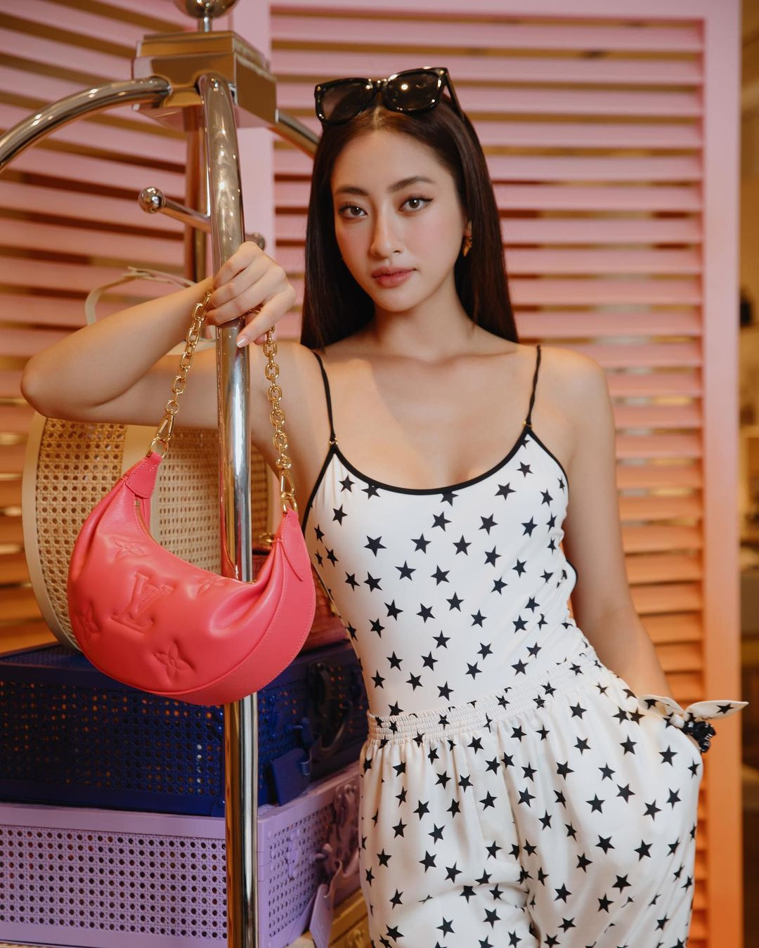 Mỹ nhân Cao Bằng mix túi dáng bán nguyệt, tông hồng nữ tính cùng thiết kế hai dây ton-sur-ton quần thun họa tiết ngôi sao, khoe vòng eo thon gọn, quyến rũ.