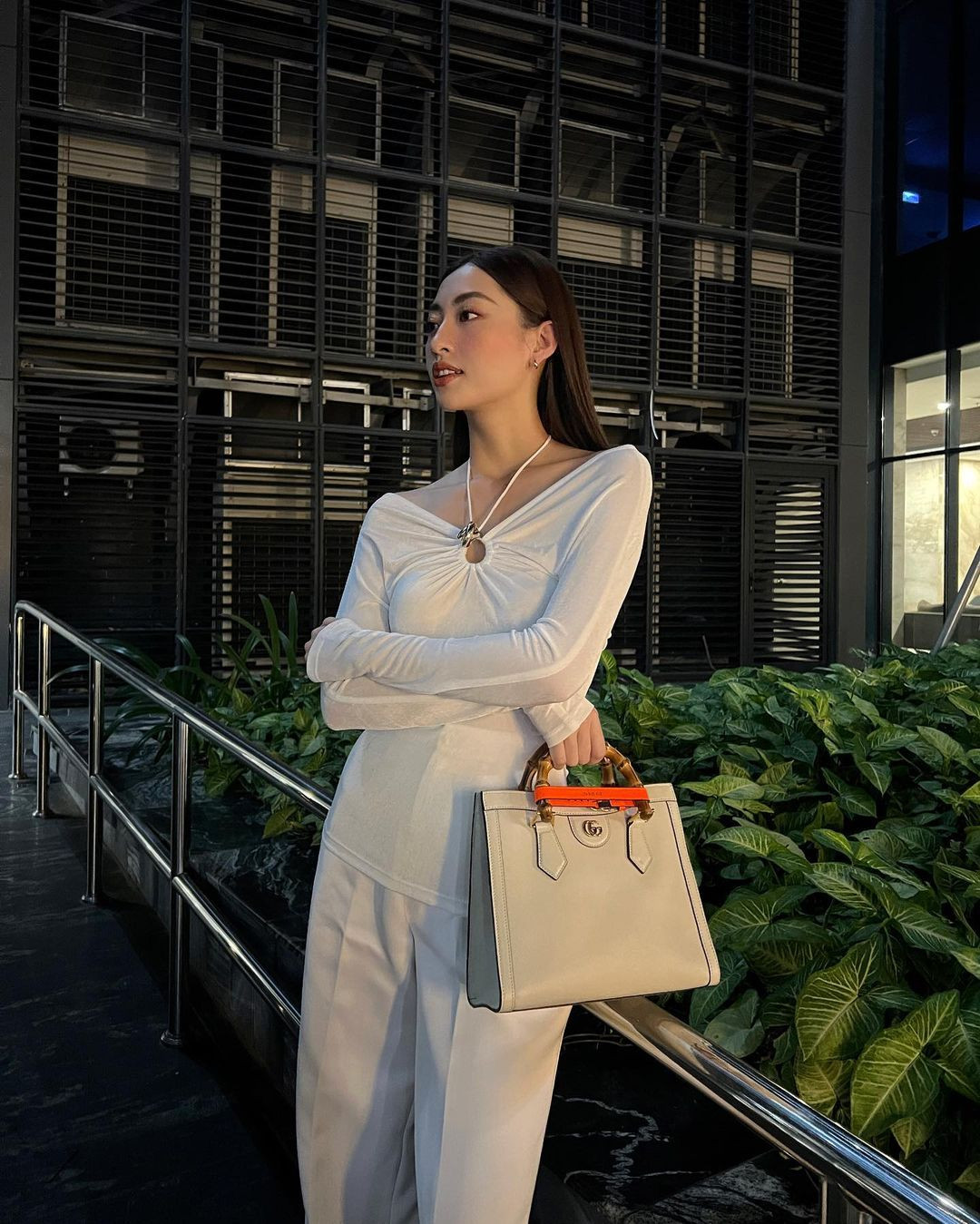 Chiếc túi đến từ nhà mốt đình đám Gucci có giá gần 100 triệu đồng được nhiều sao Việt ưa chuộng cũng nằm trong tủ đồ của Lương Thùy Linh.