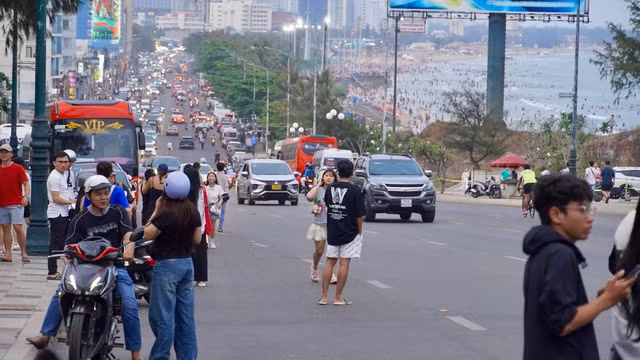 Buổi chiều là thời điểm đông du khách nhất Buổi chiều là thời điểm đông du khách nhất
