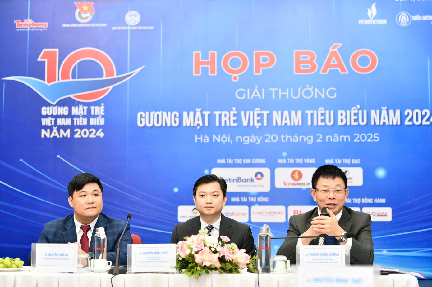 Nhà báo Phùng Công Sưởng trả lời về tiêu chí đánh giá các đề cử Giải thưởng Gương mặt trẻ Việt Nam tiêu biểu năm nay. Ảnh: Trọng Tài Nhà báo Phùng Công Sưởng trả lời về tiêu chí đánh giá các đề cử Giải thưởng Gương mặt trẻ Việt Nam tiêu biểu năm nay. Ảnh: Trọng Tài