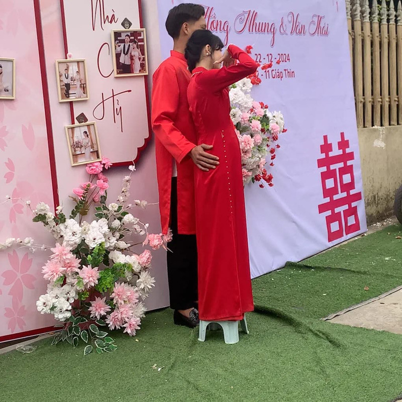 Khi chụp ảnh với chồng, Hồng Nhung phải đứng lên ghế.