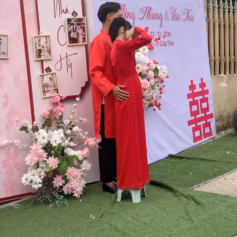 Khi chụp ảnh với chồng, Hồng Nhung phải đứng lên ghế.