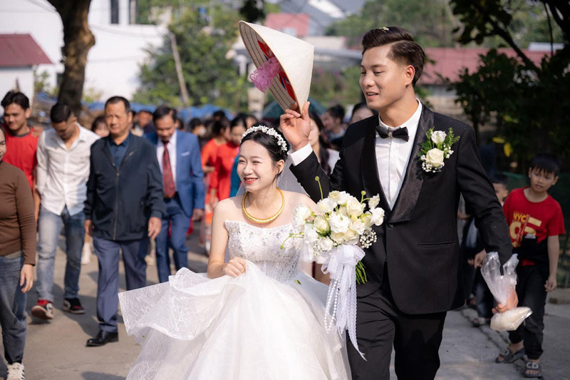 Cặp đôi chênh lệch chiều cao thu hút sự quan tâm của người dùng mạng.