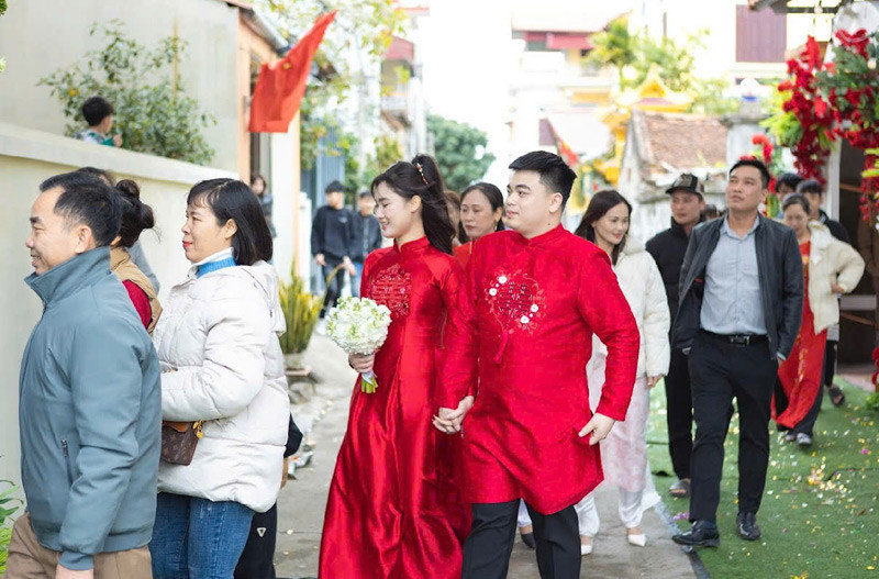 Cô dâu chỉ đi vài bước chân đã đến nhà chồng. Cô dâu chỉ đi vài bước chân đã đến nhà chồng.