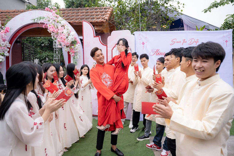 Văn Thái dễ dàng nhấc bổng vợ trong ngày ăn hỏi.