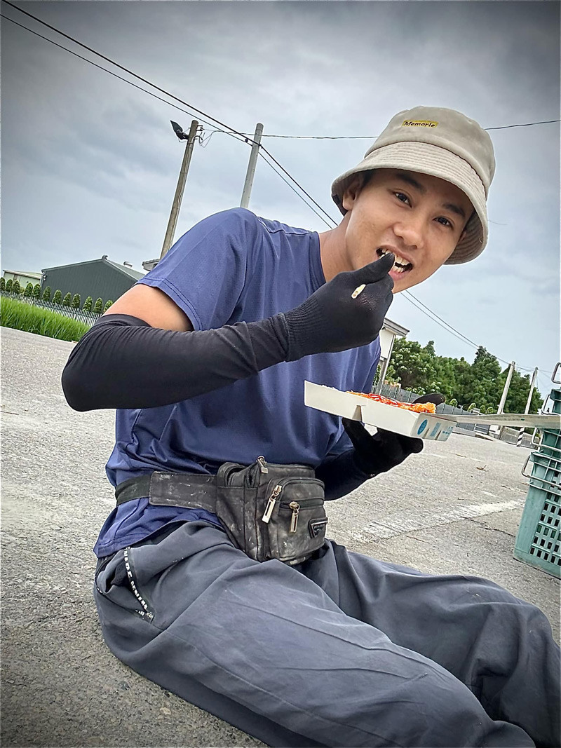 Văn Tú không quản vất vả làm việc để có vốn cho tương lai.