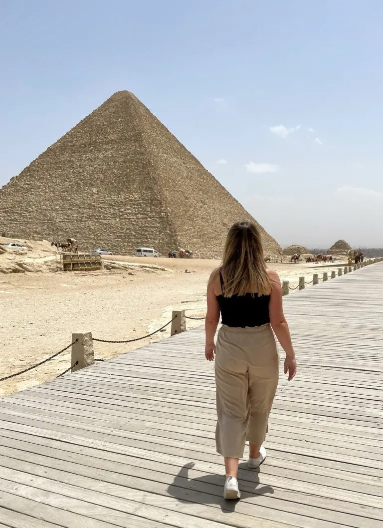 Lauren ghé thăm kim tự tháp ở Ai Cập. Lauren ghé thăm kim tự tháp ở Ai Cập.