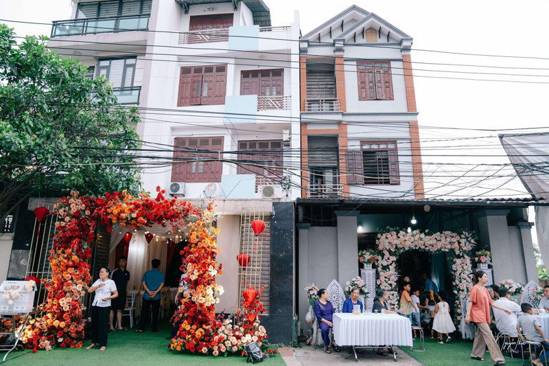 Hình ảnh hai chiếc cổng cưới nằm gần nhau từng lan truyền trên mạng xã hội.