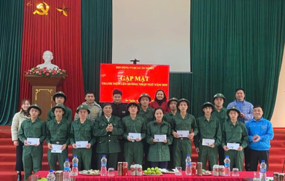 Trương Thị Ngọc Anh (hàng đầu thứ 5 bên phải) cùng các tân binh được lãnh đạo xã Ân Nghĩa tặng quà động viên trước khi lên đường nhập ngũ.