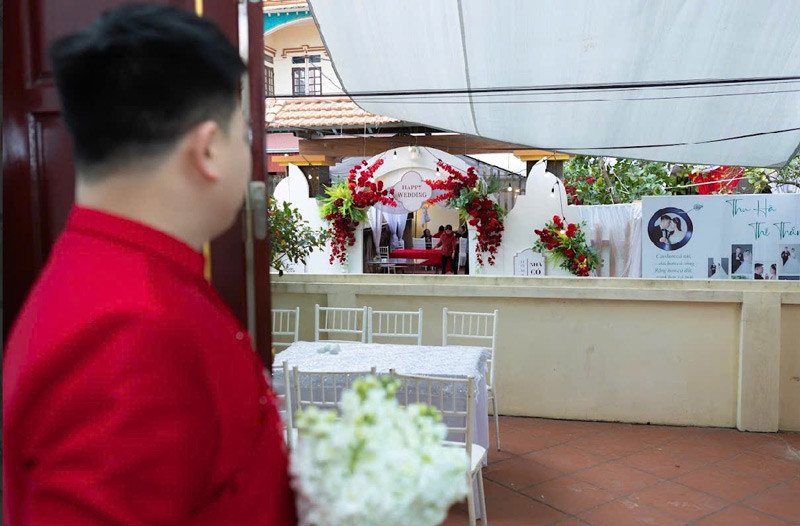 Chú rể đứng trước cửa nhà ngó sang cổng cưới nhà cô dâu. Chú rể đứng trước cửa nhà ngó sang cổng cưới nhà cô dâu.