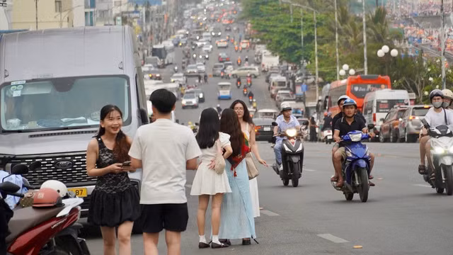 Nhiều bạn trẻ tràn ra đường để quay phim nên khá nguy hiểm. Nhiều bạn trẻ tràn ra đường để quay phim nên khá nguy hiểm.