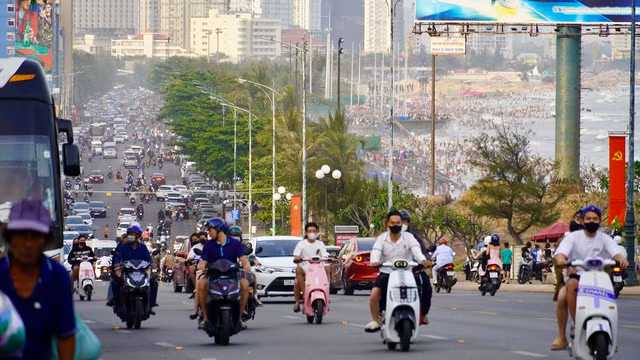 Từ trên dốc nhìn thấy toàn bộ Bãi Sau và đường Thùy Vân tấp nập du khách. Từ trên dốc nhìn thấy toàn bộ Bãi Sau và đường Thùy Vân tấp nập du khách.