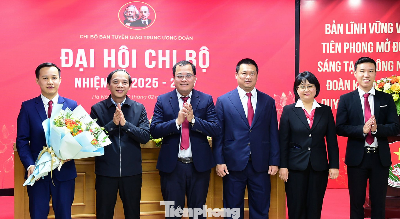 Anh Nguyễn Thanh Tùng tặng hoa chúc mừng đoàn đại biểu Chi bộ Ban Tuyên giáo tham dự. Anh Nguyễn Thanh Tùng tặng hoa chúc mừng đoàn đại biểu Chi bộ Ban Tuyên giáo tham dự.