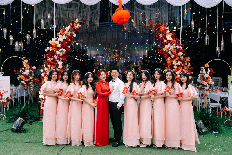 Cặp đôi sát vách về chung một nhà trong sự phấn khởi của hai bên gia đình.