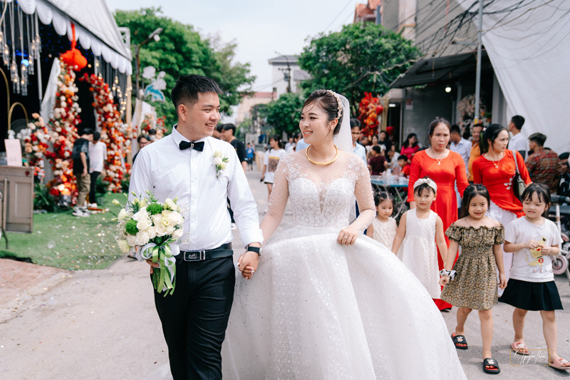 Hai nhà sát vách, chú rể đi bộ rước dâu.