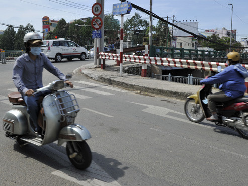 Cầu Lê Văn Sĩ qua kênh Nhiêu Lộc - Thị Nghè có độ tĩnh không thấp, cần phải nâng cao. Ảnh: Minh Đức. Cầu Lê Văn Sĩ qua kênh Nhiêu Lộc - Thị Nghè có độ tĩnh không thấp, cần phải nâng cao. Ảnh: Minh Đức