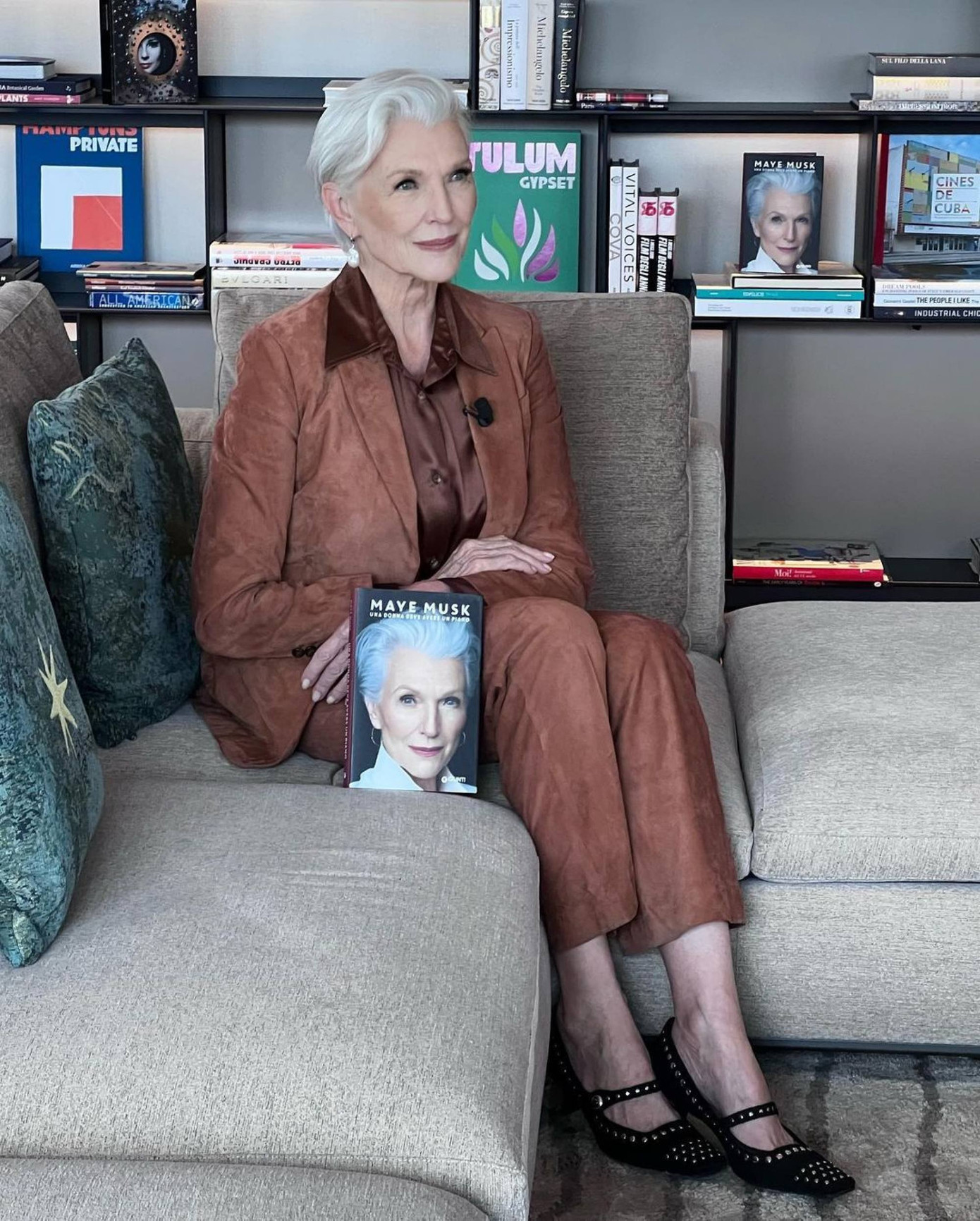 Trả lời phỏng vấn báo chí ở Italy, bà Maye tiếp tục tin tưởng nhà mốt Brunello Cucinelli. Lần này là set đồ công sở màu nâu. Ảnh: IG.