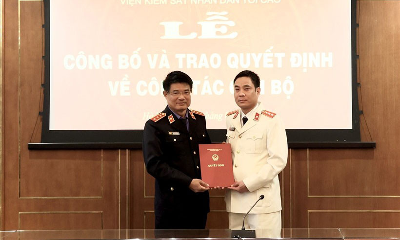 Ông Nguyễn Huy Tiến - Phó Viện trưởng Thường trực VKSND tối cao trao quyết định điều động, bổ nhiệm cho đồng chí Ngô Hùng Thái. Ảnh: BVPL. Ông Nguyễn Huy Tiến - Phó Viện trưởng Thường trực VKSND tối cao trao quyết định điều động, bổ nhiệm cho đồng chí Ngô Hùng Thái. Ảnh: BVPL.