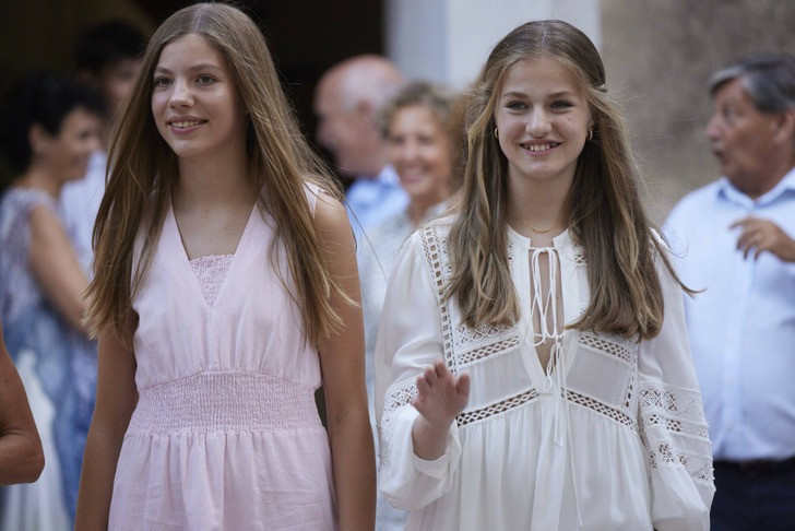 Tính đến nay, Vua Felipe VI và Hoàng hậu Letizia đã ở bên nhau được 19 năm. Họ có với nhau hai con gái, Công chúa Leonor (SN 2005, phải) và Công chúa Sofía (SN 2007). Ảnh: East News.