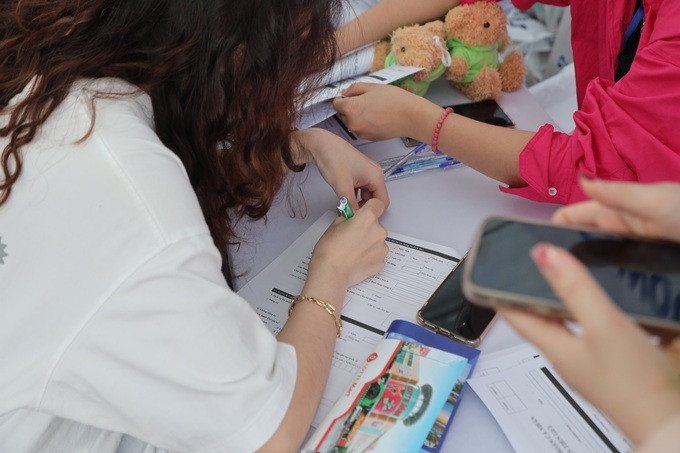 Sinh viên tìm hiểu việc làm tại ngày hội việc làm của trường đại học Công nghệ TPHCM (Ảnh: H.N).