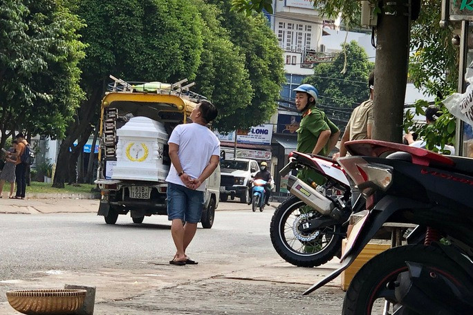 Công an có mặt tại lô A, chung cư Bàu Cát 2 trong sáng 28/2