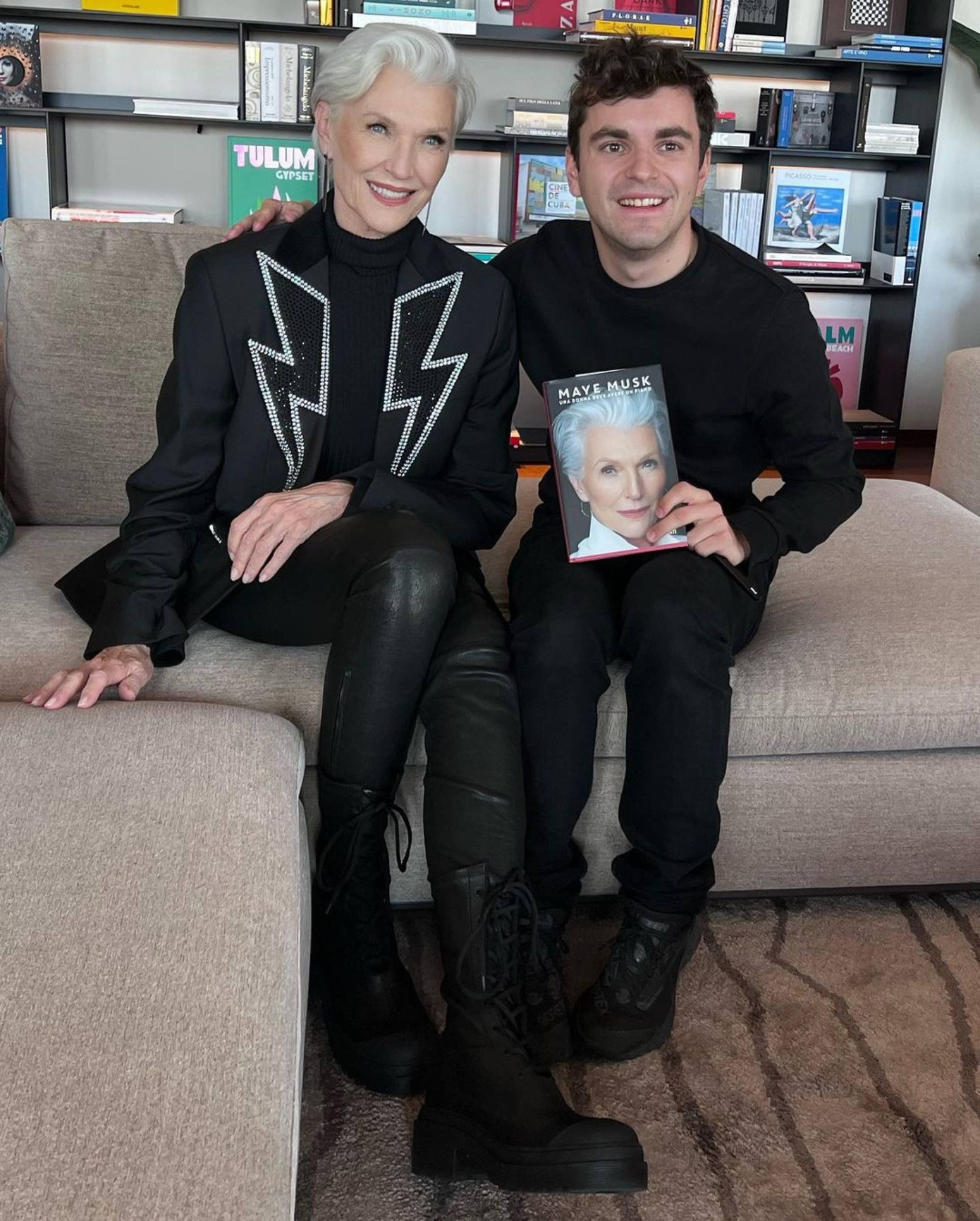 Sau đó, bà hóa thân thành siêu sao nhạc rock với áo khoác tia sét của Philipp Plein. Ảnh: IG.