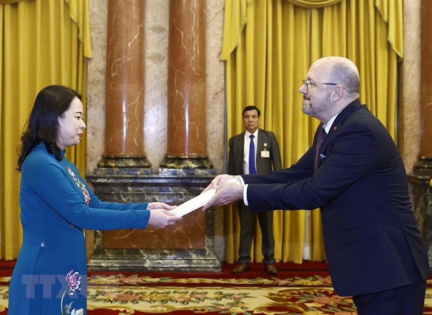 Quyền Chủ tịch nước Võ Thị Ánh Xuân tiếp nhận Quốc thư của Đại sứ Thụy Sỹ Thomas Gass. (Ảnh: Thống Nhất/TTXVN)