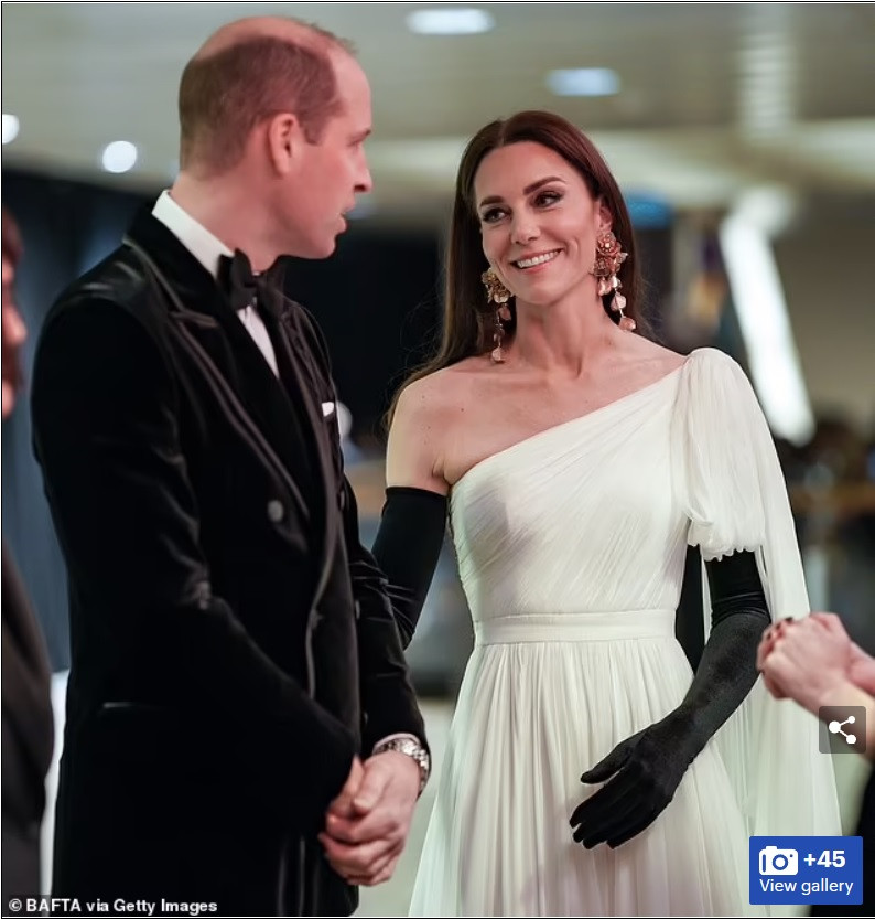 Khác với Harry và Meghan, nhà Wales ít khi thể hiện tình cảm công khai cũng không có những cử chỉ nào thân mật quá mức nơi công cộng. Vì vậy, hành động táo bạo của Kate khiến nhiều người hâm mộ thích thú. Ảnh: Getty Images.