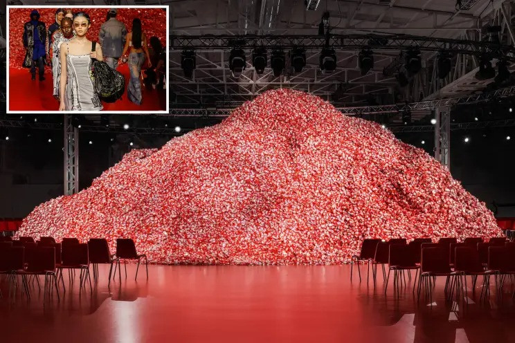 Diesel gây chú ý với núi bao cao su trong show diễn mở màn Tuần lễ Thời trang Milan. Ảnh: Diesel.