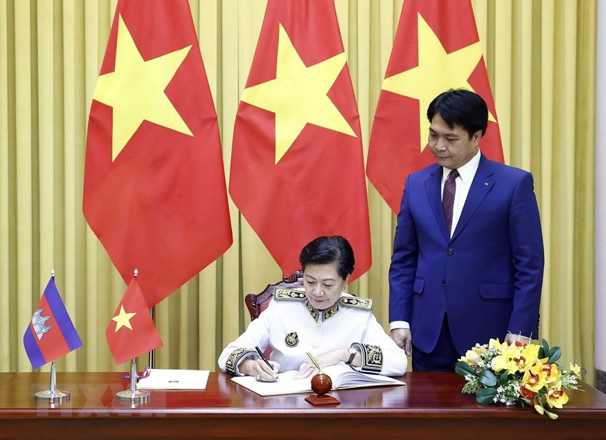 Đại sứ Vương quốc Campuchia Chea Kimtha viết lưu bút tại Phủ Chủ tịch. (Ảnh: Thống Nhất/TTXVN)