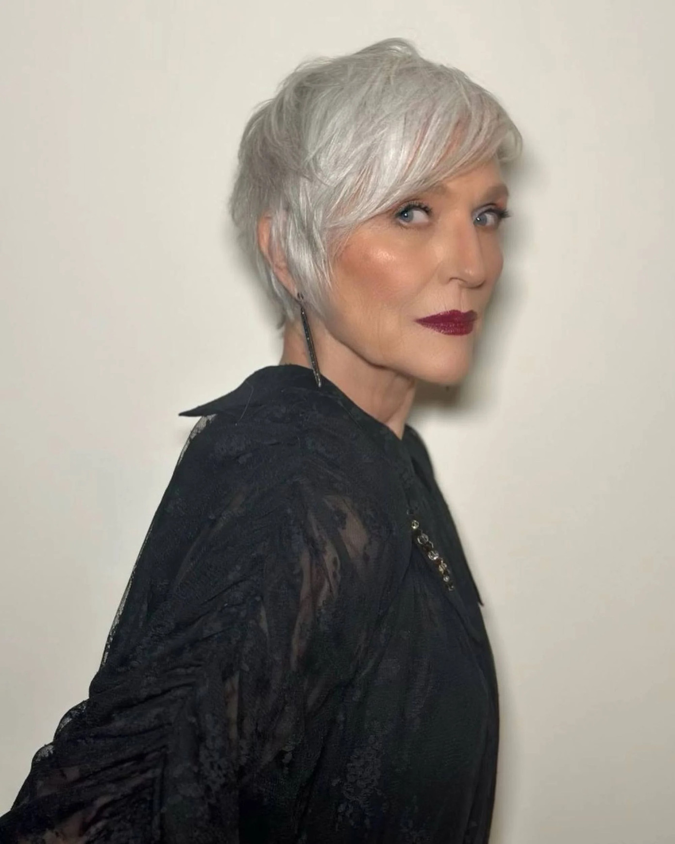 Mái tóc bạc trở thành nét đặc trưng của bà Maye. Ảnh: IG.