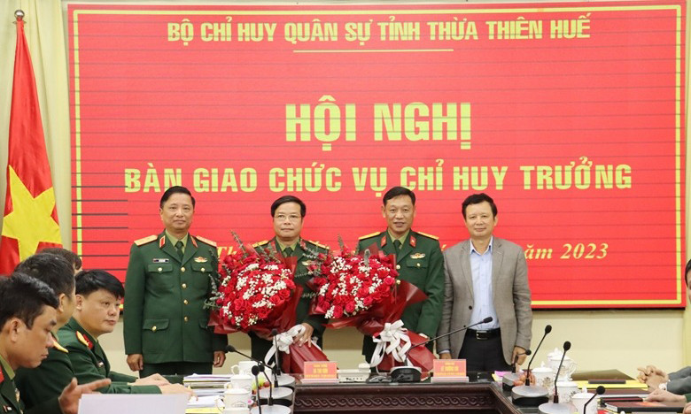 Đồng chí Lê Trường Lưu, Bí thư Tỉnh ủy và Trung tướng Hà Thọ Bình, Tư lệnh Quân khu tặng hoa chúc mừng Đại tá Ngô Nam Cường và Thượng tá Phan Thắng. Ảnh: ĐCS. Đồng chí Lê Trường Lưu, Bí thư Tỉnh ủy và Trung tướng Hà Thọ Bình, Tư lệnh Quân khu tặng hoa chúc mừng Đại tá Ngô Nam Cường và Thượng tá Phan Thắng. Ảnh: ĐCS.