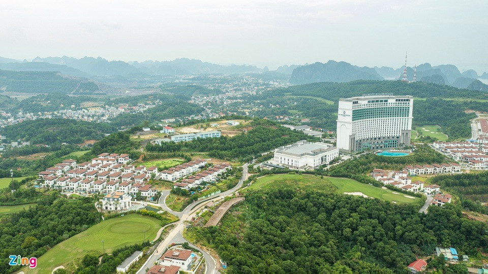 Doanh nghiệp FLC ở Hạ Long bị truy thu hơn 8 tỷ tiền khai thác nước ngầm trái phép để tưới sân golf. Ảnh: Zing.