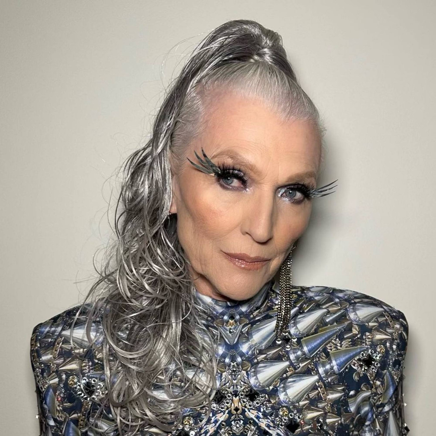 Ngày 15/2, bà Maye gây ấn tượng mạnh khi tham dự show diễn của The Blonds trong Tuần lễ Thời trang New York. Bà mặc bộ áo liền quần màu xanh ánh bạc có họa tiết kim loại lạ mắt. Ảnh: IG.