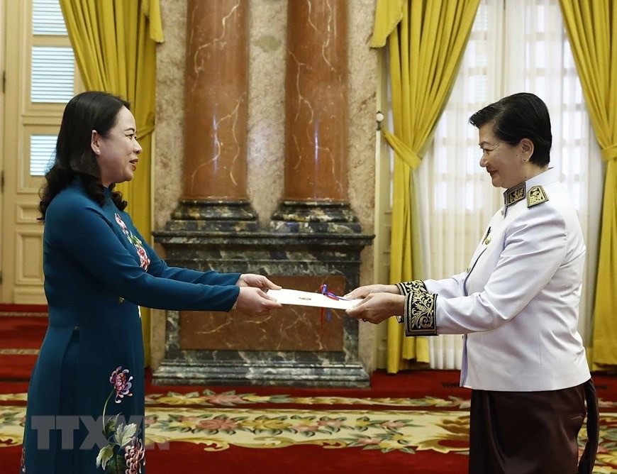 Quyền Chủ tịch nước Võ Thị Ánh Xuân tiếp nhận Quốc thư của Đại sứ Vương quốc Campuchia Chea Kimtha. (Ảnh: Thống Nhất/TTXVN)