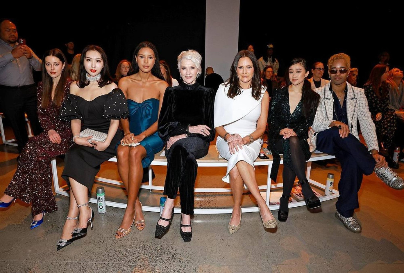 Tại show diễn của Badgley Mischka, siêu mẫu Canada gốc Nam Phi ra dáng quý bà sang chảnh khi chọn set đồ nhung đen, nổi bật hơn hẳn những ngôi sao bên cạnh. Ảnh: IG.