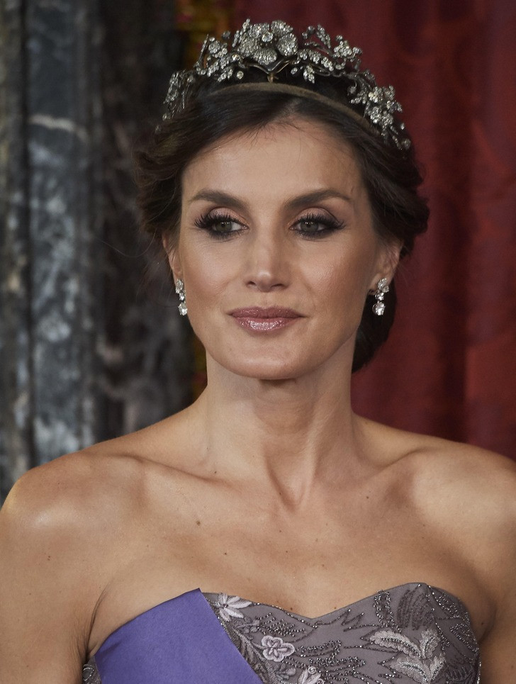 Là câu chuyện cổ tích hiện đại, cuộc đời của Hoàng hậu Letizia vốn dĩ không liên quan gì đến hoàng gia, cho đến khi nó xảy ra. Letizia Ortiz Rocasolano sinh ngày 15/9/1972 trong gia đình có bố là nhà báo, mẹ là y tá. Ông nội cô làm nghề lái xe taxi ở Madrid (Tây Ban Nha). Quyết tâm nối nghiệp cha, sau khi tốt nghiệp trung học, Letizia chọn chuyên ngành báo chí ở đại học. Ảnh: Alamy Stock Photo.