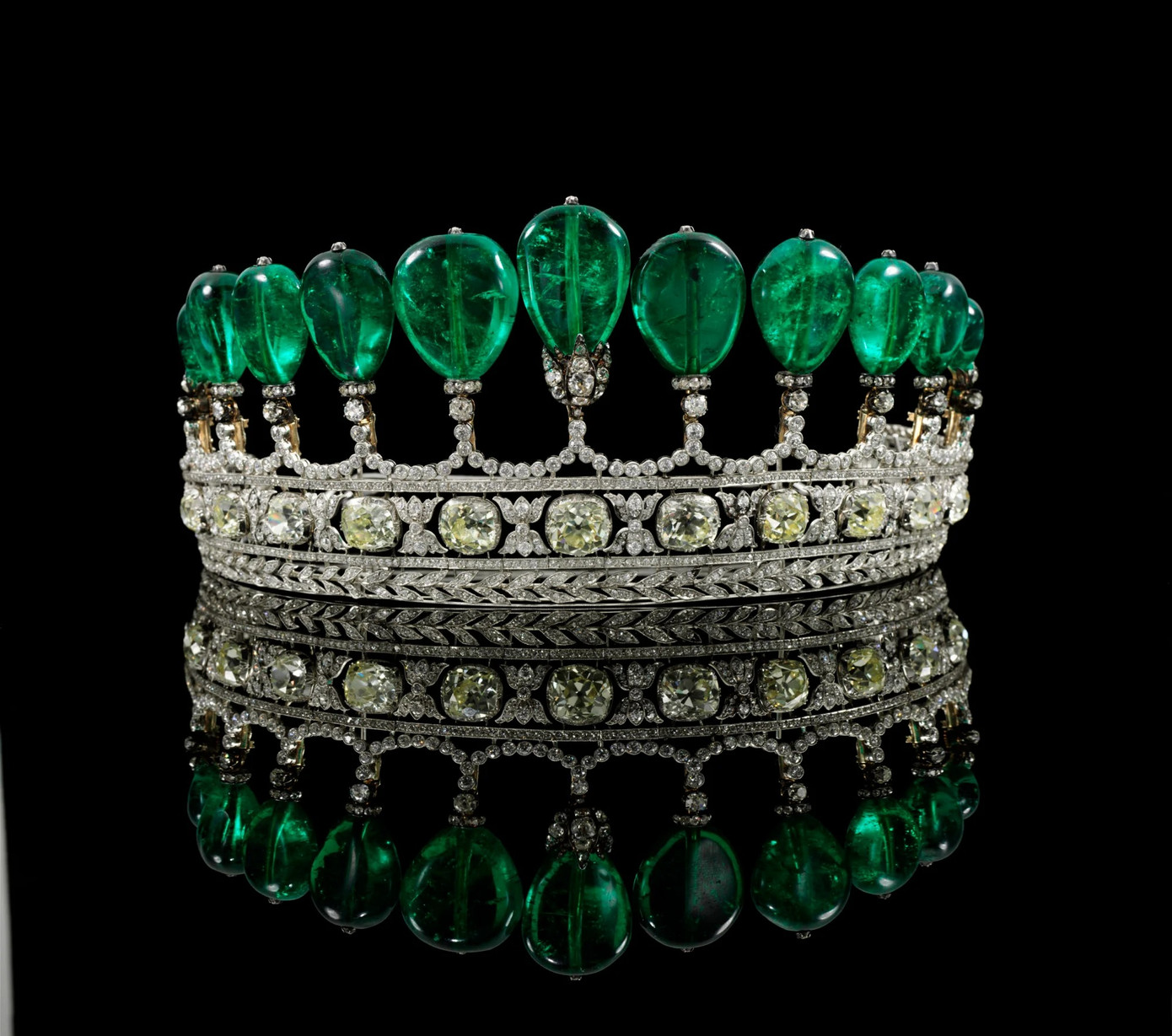 Vương miện của Công nương Katharina Henckel von Donnersmarck được bán đấu giá 2 lần. Ảnh: Sotheby's Geneva. Vương miện của Công nương Katharina Henckel von Donnersmarck được bán đấu giá 2 lần. Ảnh: Sotheby's Geneva.