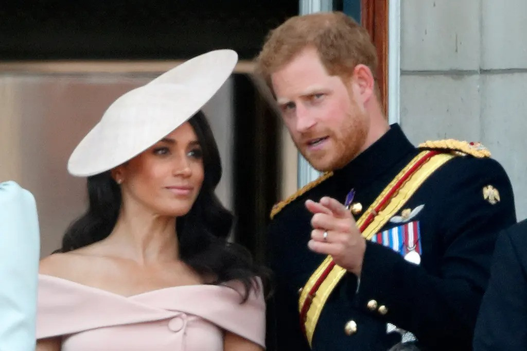 Tạo hình nhân vật hoạt hình được cho là mô phỏng theo Harry và Meghan từ kiểu tóc đến trang phục. Ảnh: Getty Images. Tạo hình nhân vật hoạt hình được cho là mô phỏng theo Harry và Meghan từ kiểu tóc đến trang phục. Ảnh: Getty Images.