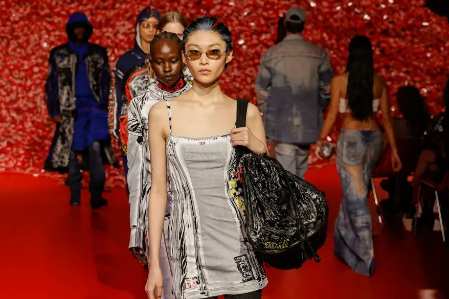 Những bộ đồ chắp vá mang phong cách đường phố nhưng giá cả khá "đau ví". Ảnh: ZUMAPRESS.com.