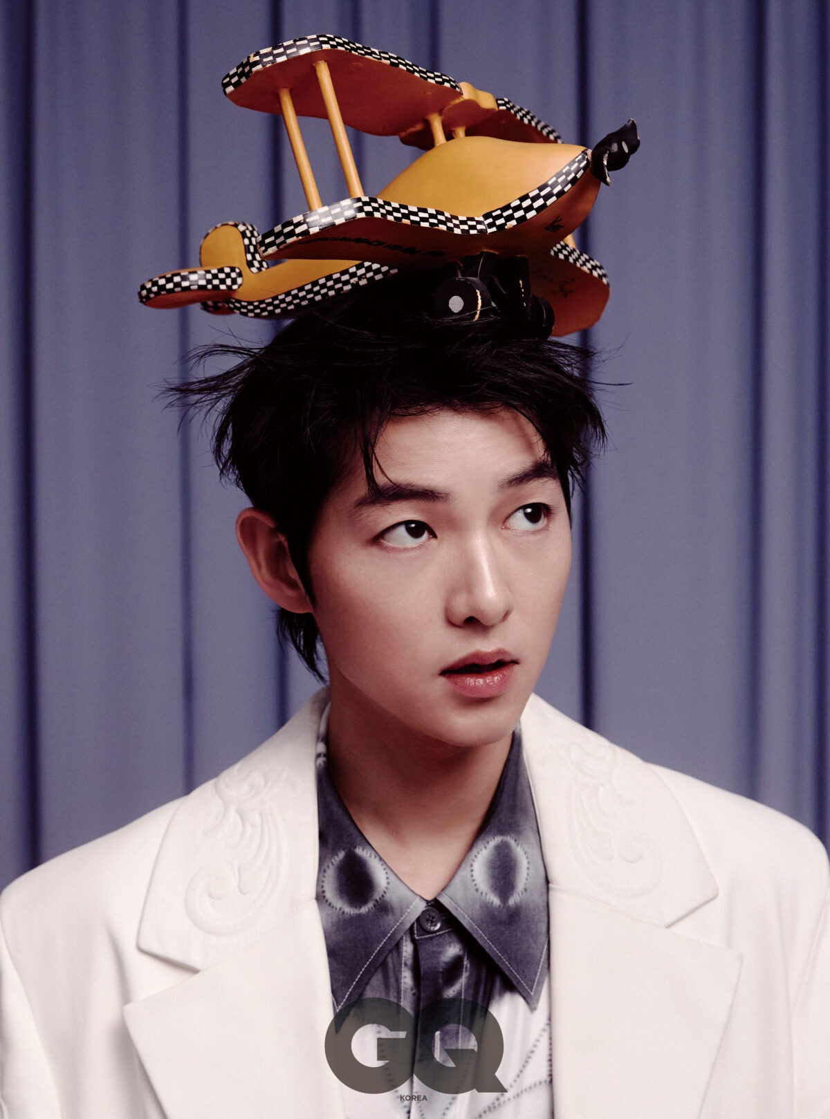 Song Joong Ki và vợ mới đang ở Hungary. Ảnh: GQ Korea.