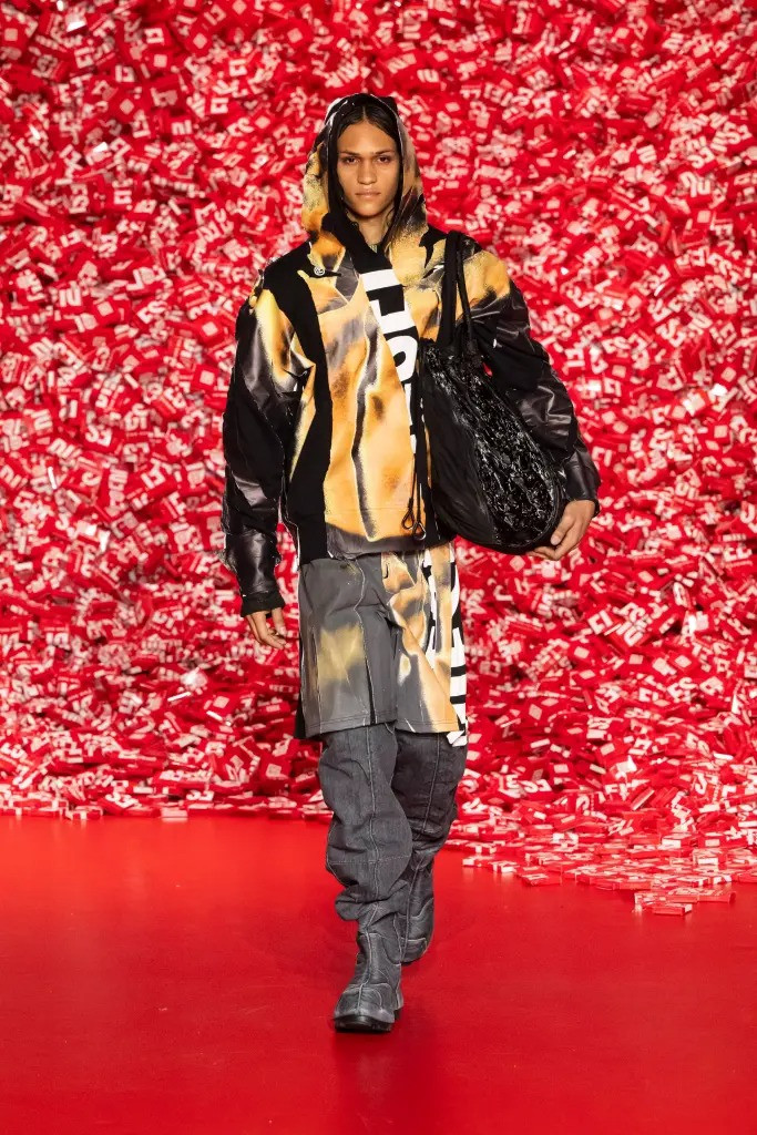 Bộ sưu tập bao gồm cả thiết kế dành cho nam giới, kết hợp giữa vui nhộn và tiện ích. Ảnh: Sipa USA.