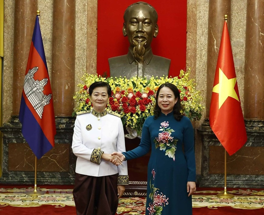 Quyền Chủ tịch nước Võ Thị Ánh Xuân và Đại sứ Vương quốc Campuchia Chea Kimtha tại lễ trình Quốc thư. (Ảnh: Thống Nhất/TTXVN)