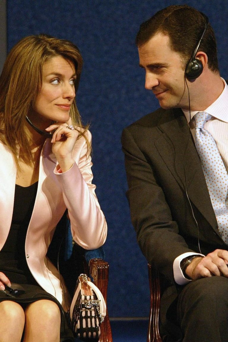 Năm 2002, Letizia độc thân và miệt mài với công việc tại đài truyền hình ở Tây Ban Nha. Cô không hề biết Vua Felipe VI, khi đó vẫn là Thái tử Tây Ban Nha, nhìn thấy cô trên bản tin và phải lòng nữ phóng viên. Có thông tin Felipe đã nhờ một người bạn nhà báo giới thiệu họ với nhau, chuyện tình cổ tích bắt đầu từ đây. Ảnh: Getty Images.