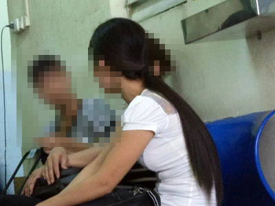 Người phụ nữ ngồi giữa này không thể sinh con