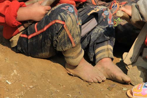 Những đôi chân trần nứt nẻ của trẻ em bản Mông huyện Mường Lát lang thang trên triền đồi giá lạnh