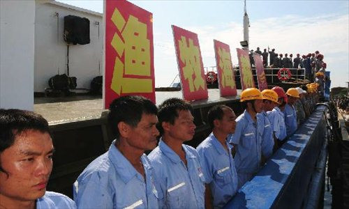 Các ngư dân Trung Quốc đứng trên tàu cá chuẩn bị tiến ra ngư trường quần đảo Trường Sa thuộc chủ quyền của Việt Nam 